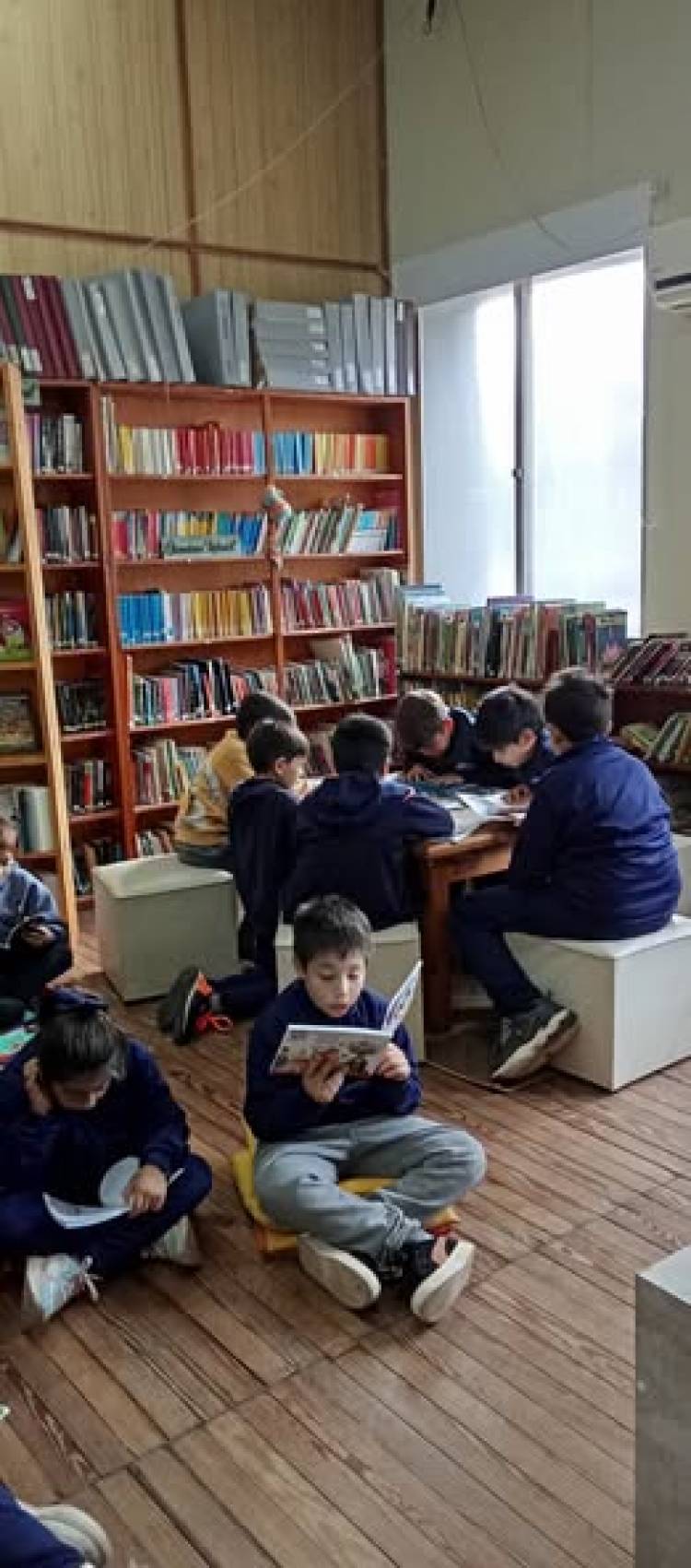 ALUMNOS DE 3° GRADO VISITARON LA BIBLIOTECA MUNICIPAL