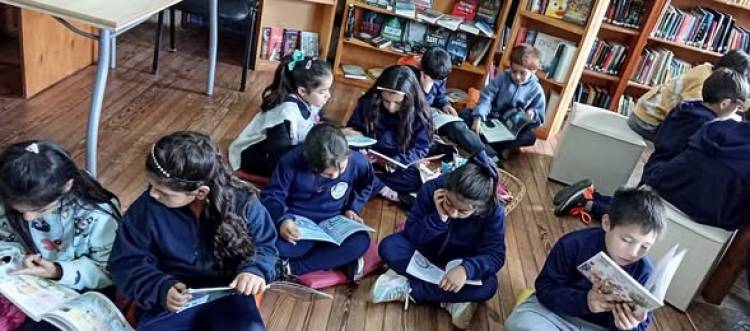 ALUMNOS DE 3° GRADO VISITARON LA BIBLIOTECA MUNICIPAL