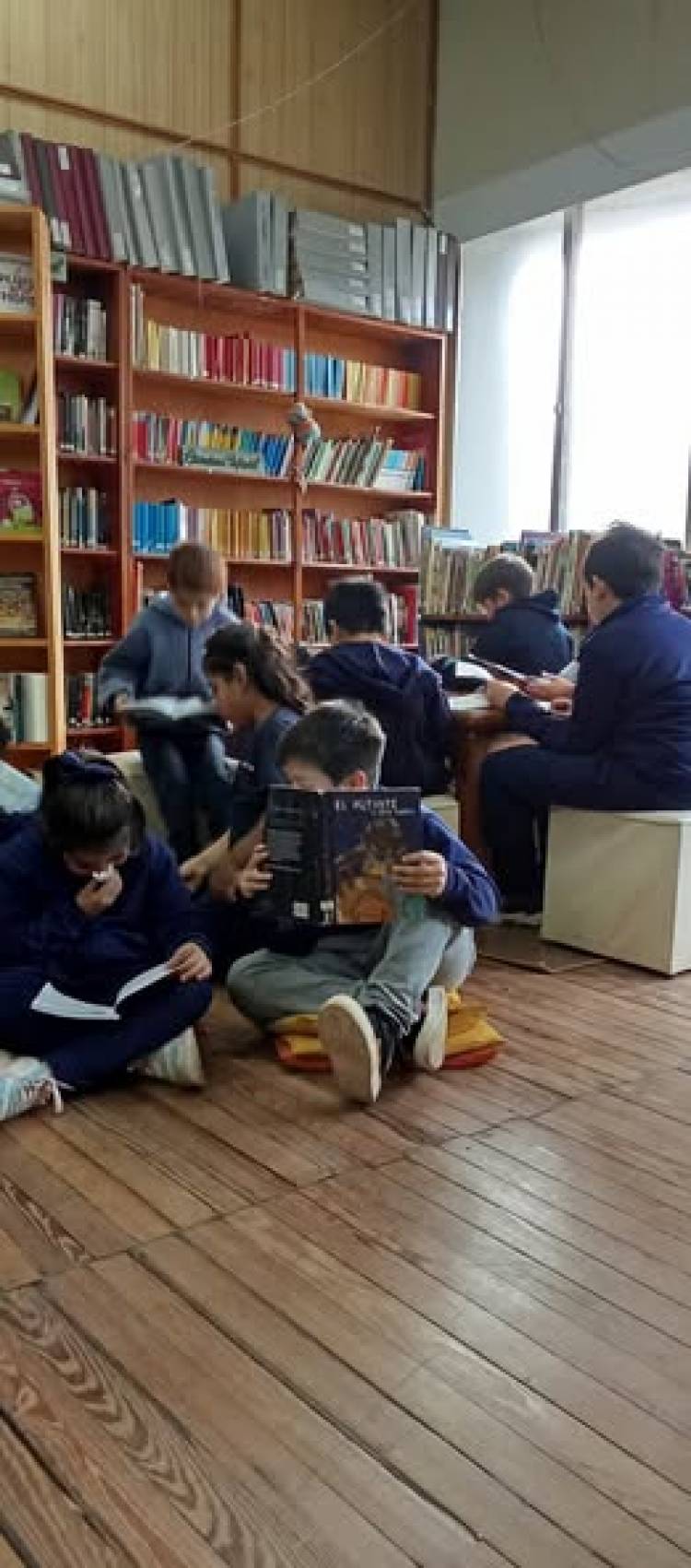 ALUMNOS DE 3° GRADO VISITARON LA BIBLIOTECA MUNICIPAL
