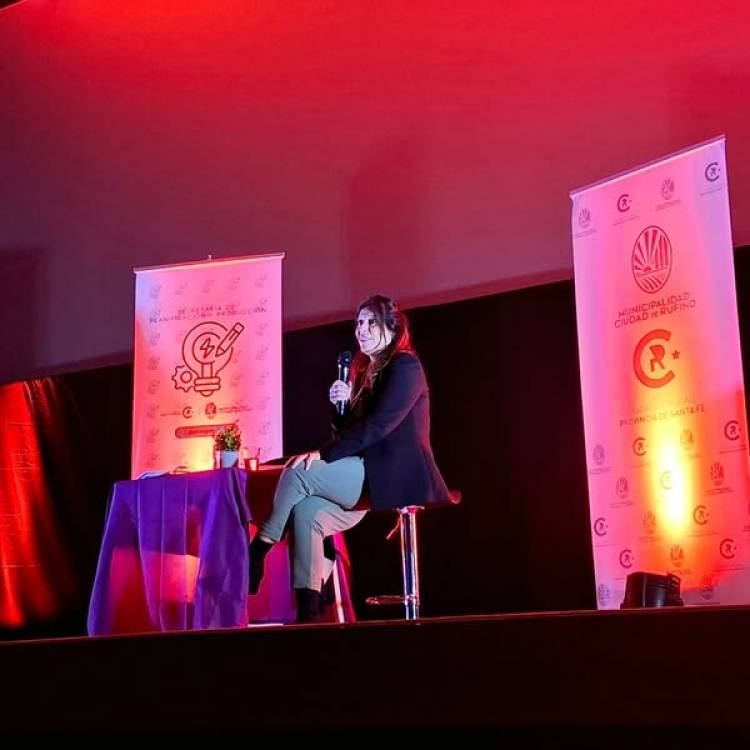 VIVIANA RIVERO PRESENTO "LOS SOLES DE SANTIAGO" EN RUFINO