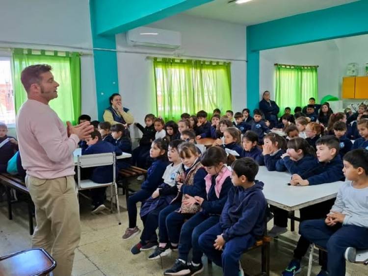 CHARLA CON ALUMNOS DE LA ESCUELA 669